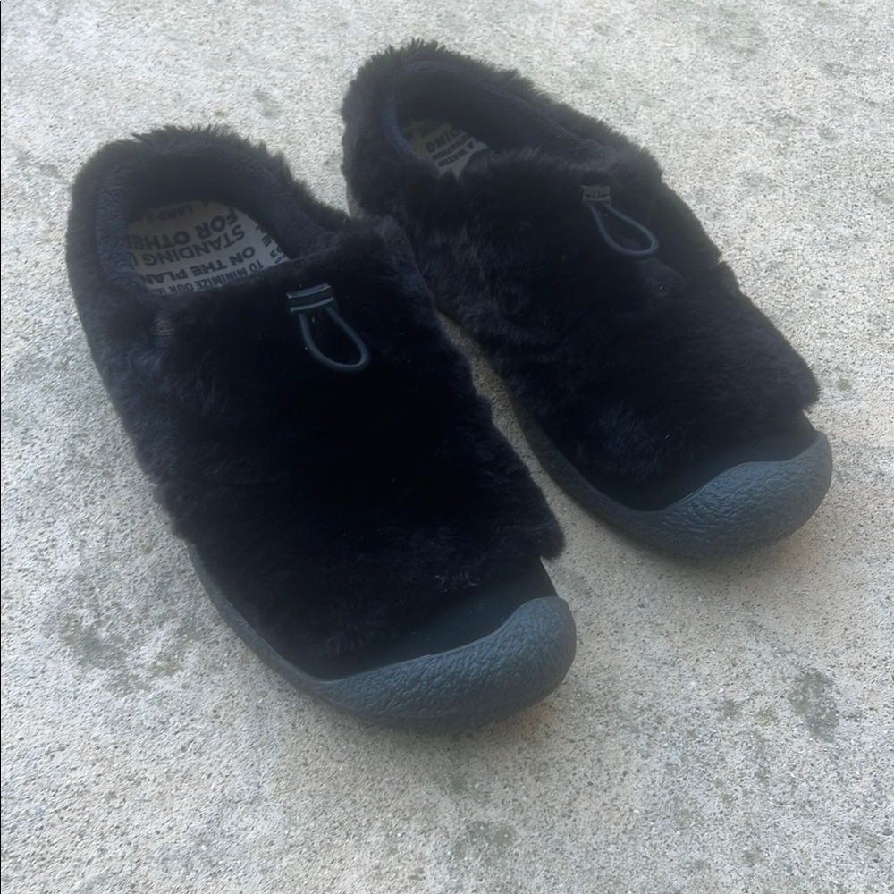 KEEN Women's Howser lll Black Faux Fur Slide Slipper Size 11